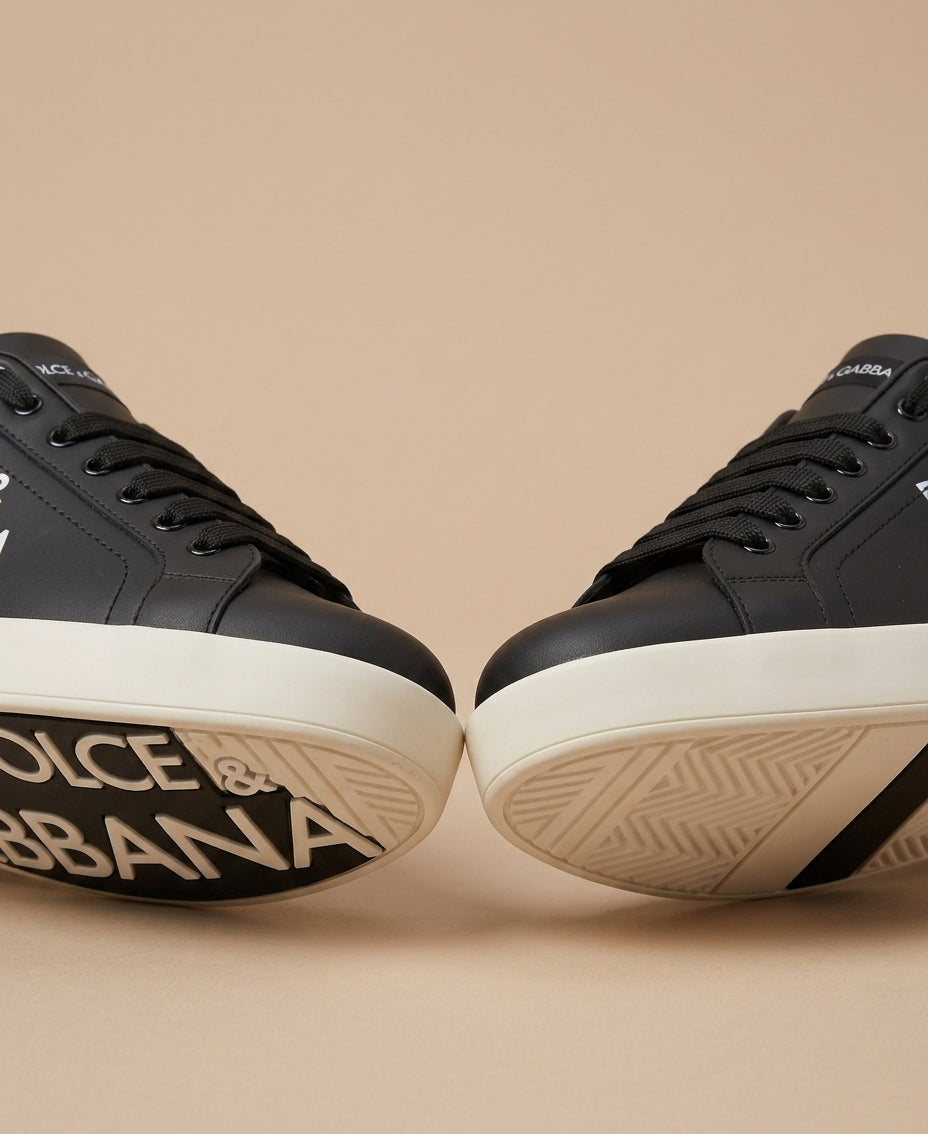 Zapatillas Urbanas Negras con Tipografía Macro - Edición Monocroma