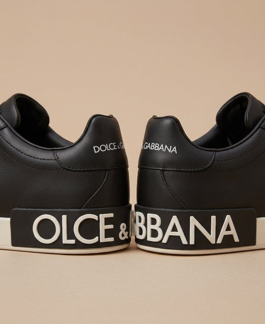 Zapatillas Urbanas Negras con Tipografía Macro - Edición Monocroma