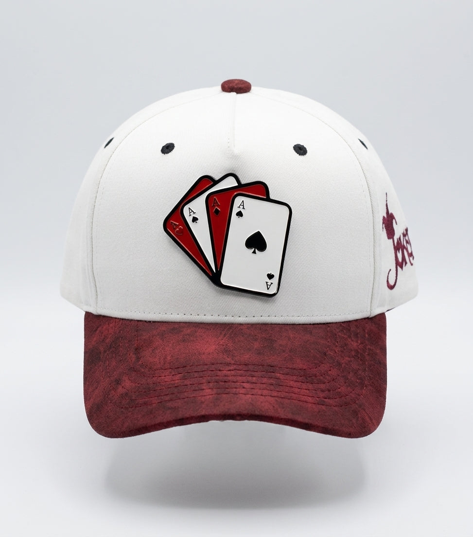 Gorra Snapback Joker – Royal Flush Edition (Blanco/Burdeos)