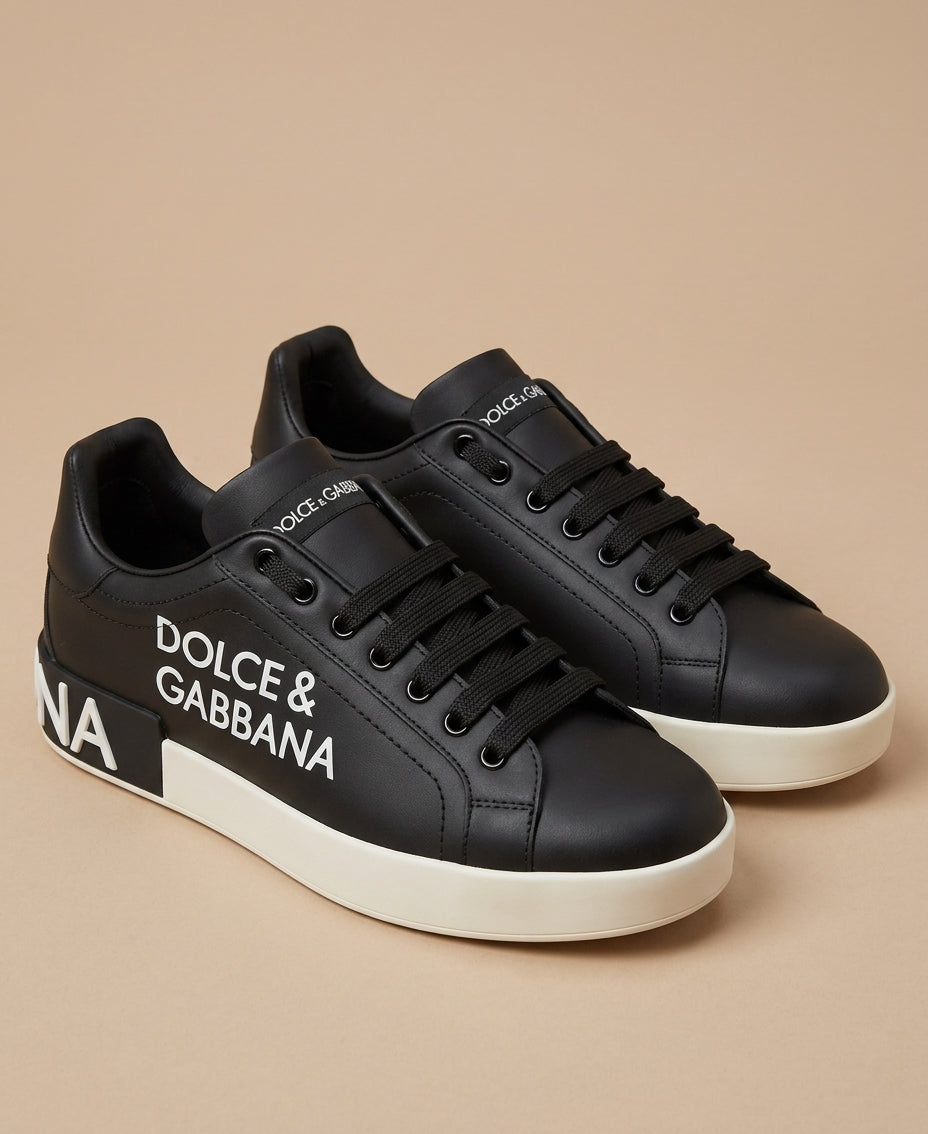 Zapatillas Urbanas Negras con Tipografía Macro - Edición Monocroma