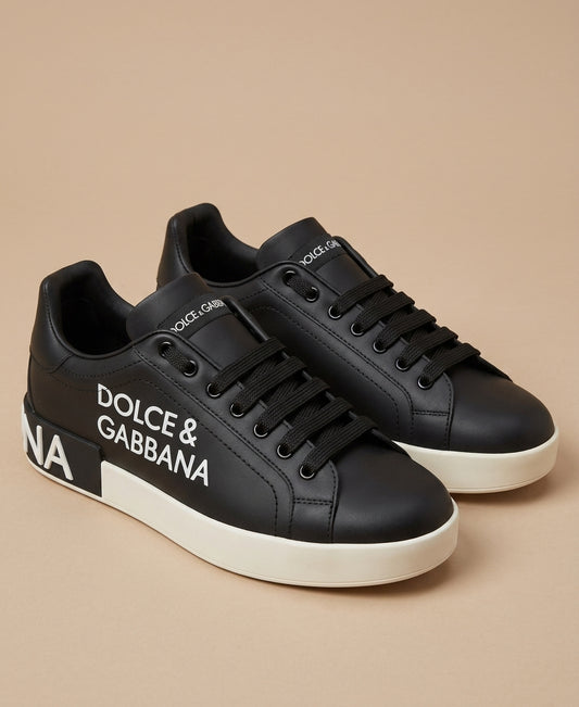 Zapatillas Urbanas Negras con Tipografía Macro - Edición Monocroma